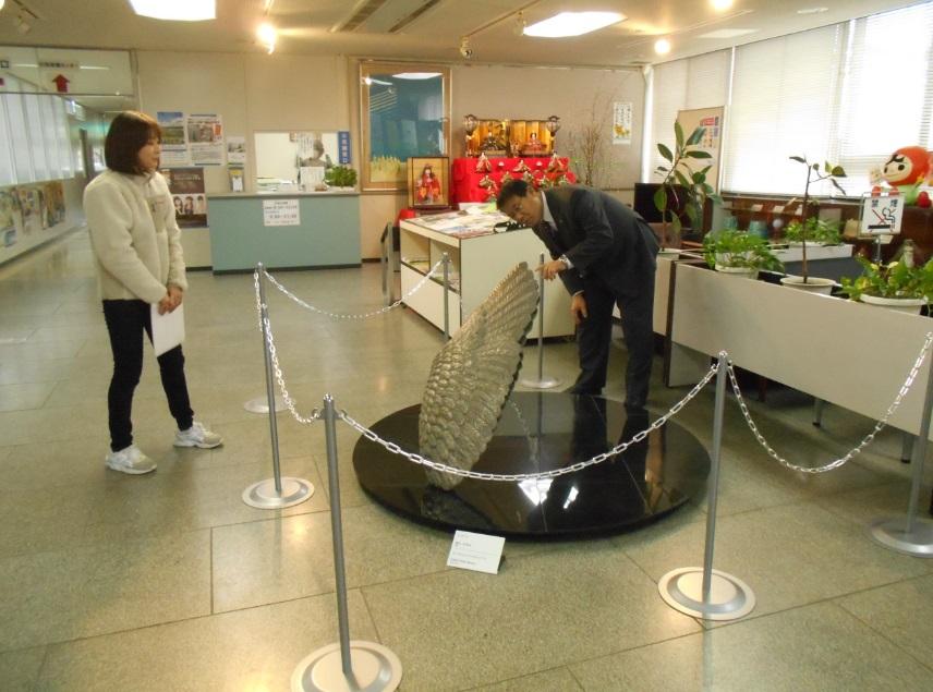 市長が作品を鑑賞している様子の写真