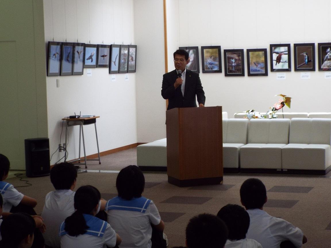 フェアの会場で生徒らに挨拶を述べる市長の写真