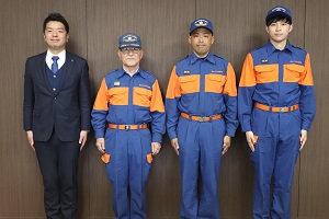 市長と並んで写真を撮っている田中さん3世代の写真