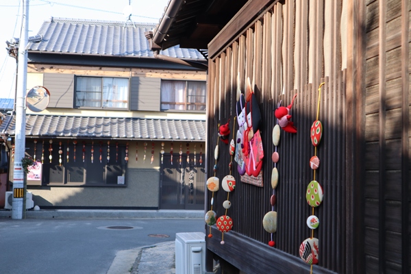 古い民家に吊り下げられた引田ひなまつりの飾り