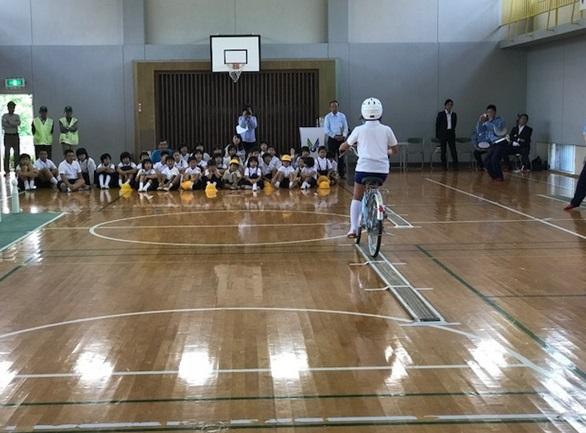 選手が児童らの前で模範演技を披露している様子の写真