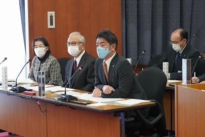 総合教育会議に出席する市長の写真