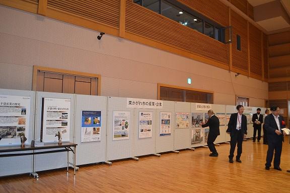 会場に多くのパネルが展示されている様子の写真