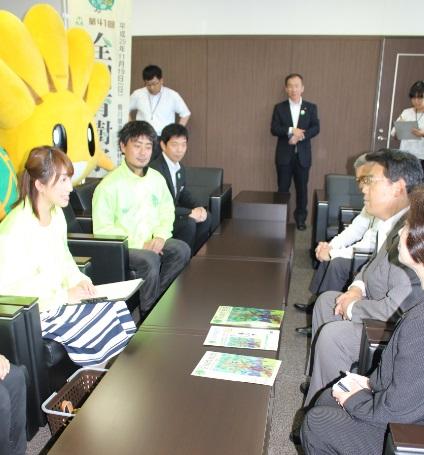 キャラバン隊の皆さんと市長が面談している様子の写真