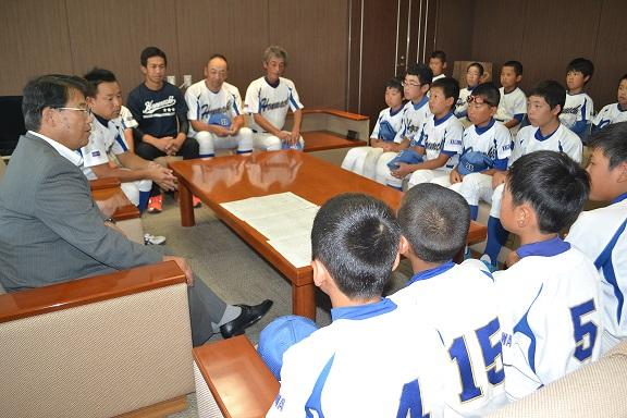 白鳥本町少年野球クラブの皆さんと懇談している市長の写真