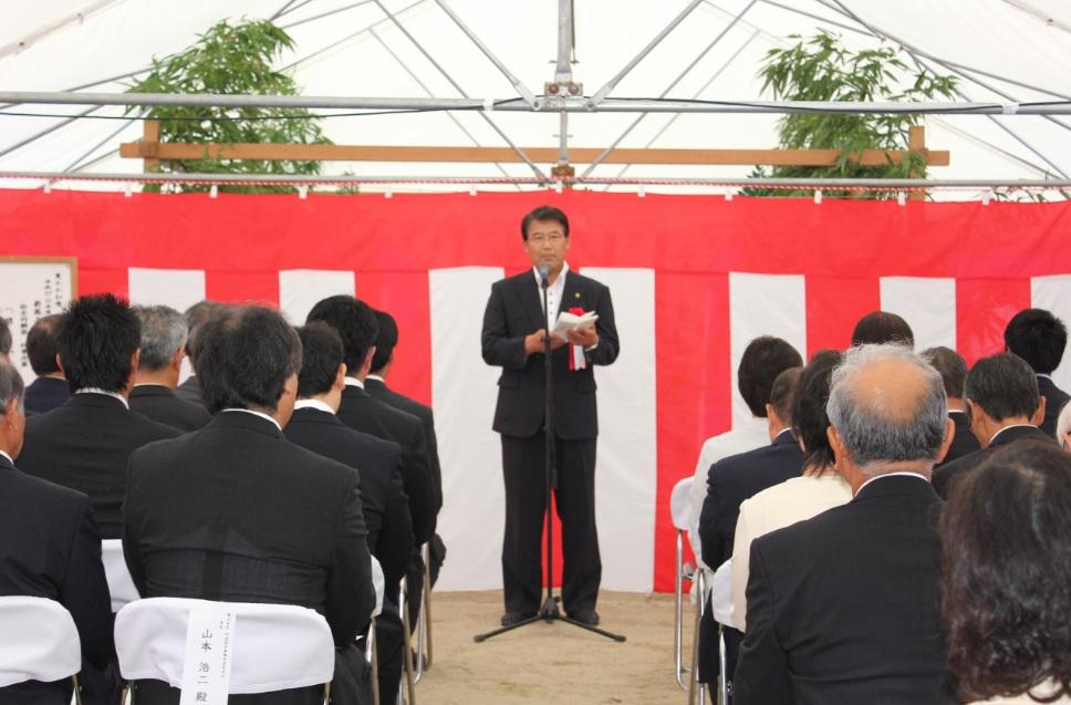 起工式参列者の前で挨拶をする市長の写真