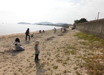 清掃活動に参加している幼児の写真