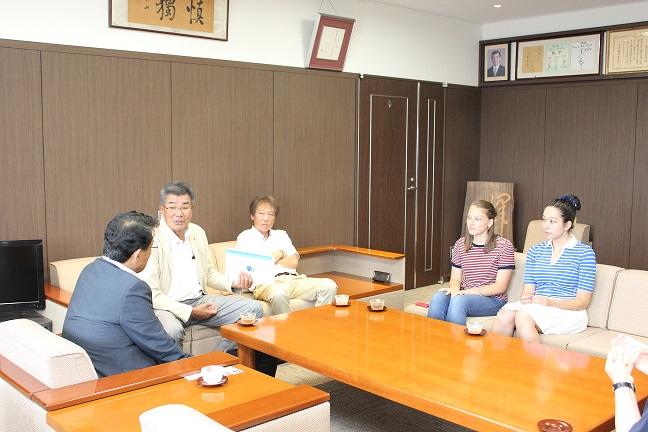 市長と歓談しているロータリークラブの皆さんの写真