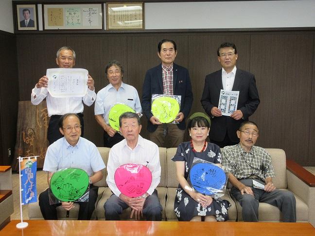 風の湊で音楽を楽しむ会の皆さんと市長の集合写真