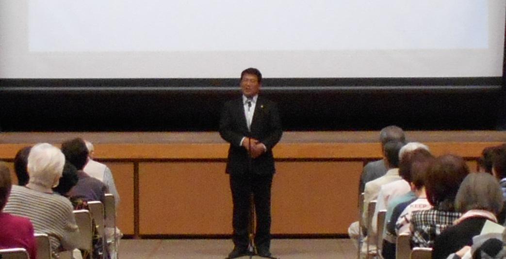 講座参加者の前で挨拶をする市長の写真