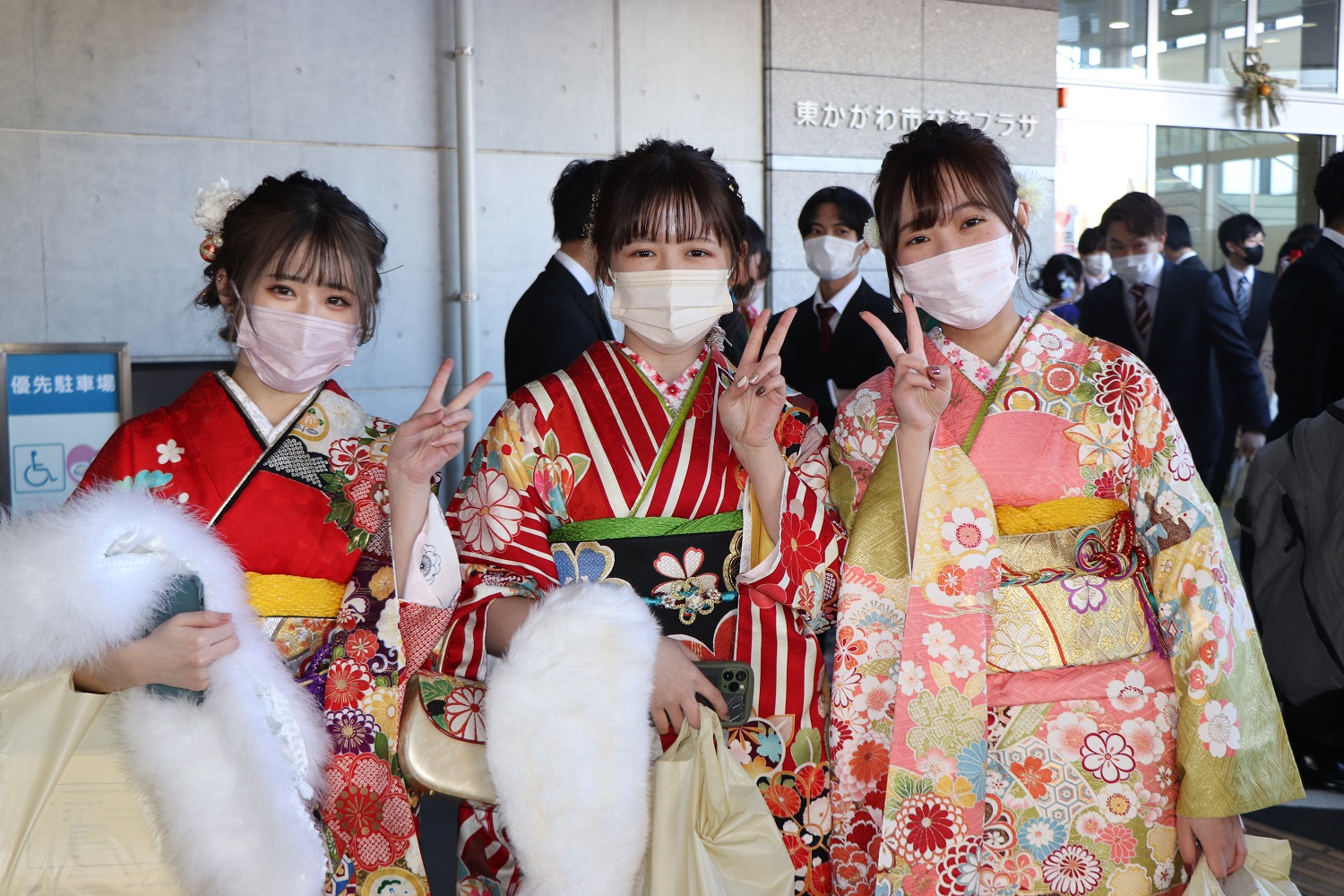 会場外で成人式に参加した方々での記念写真