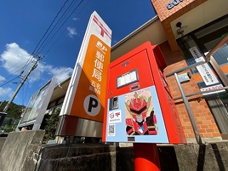 ポストの側面にデザインされた中山さんの作品などの写真