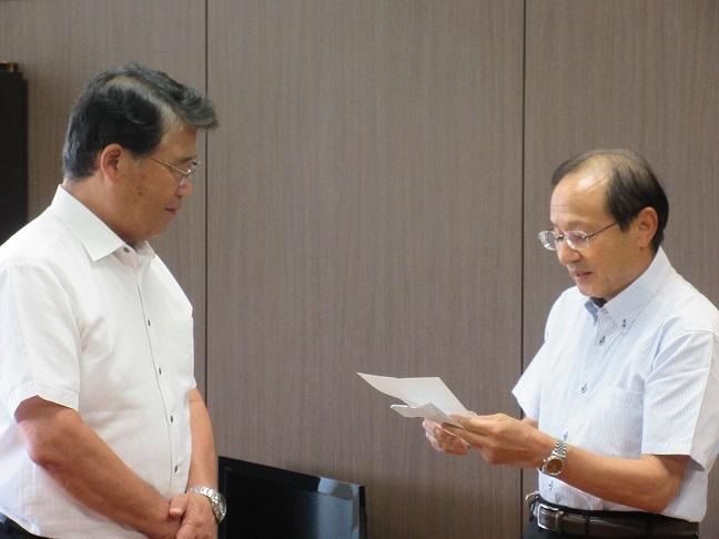 風の湊で音楽を楽しむ会の男性が市長にメッセージを読み上げている様子の写真