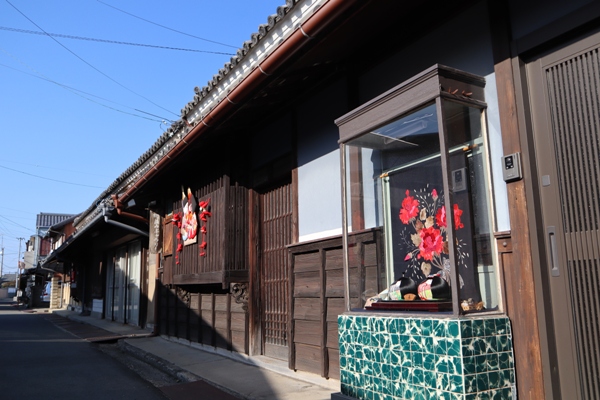 古い民家に取り付けられた引田ひなまつりの飾り