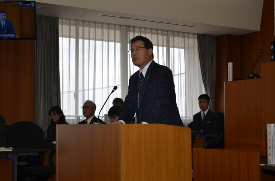 答弁をしている市長の写真