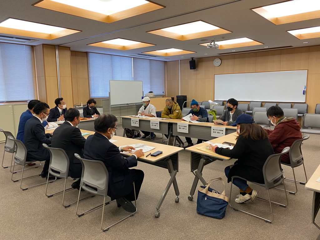 近田さん、市の担当課職員、東かがわ活勢隊の意見交換会
