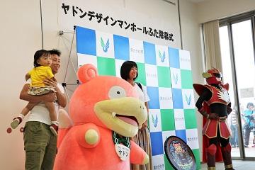 ヤドン、てぶくろマンとの記念撮影会が行われている様子の写真