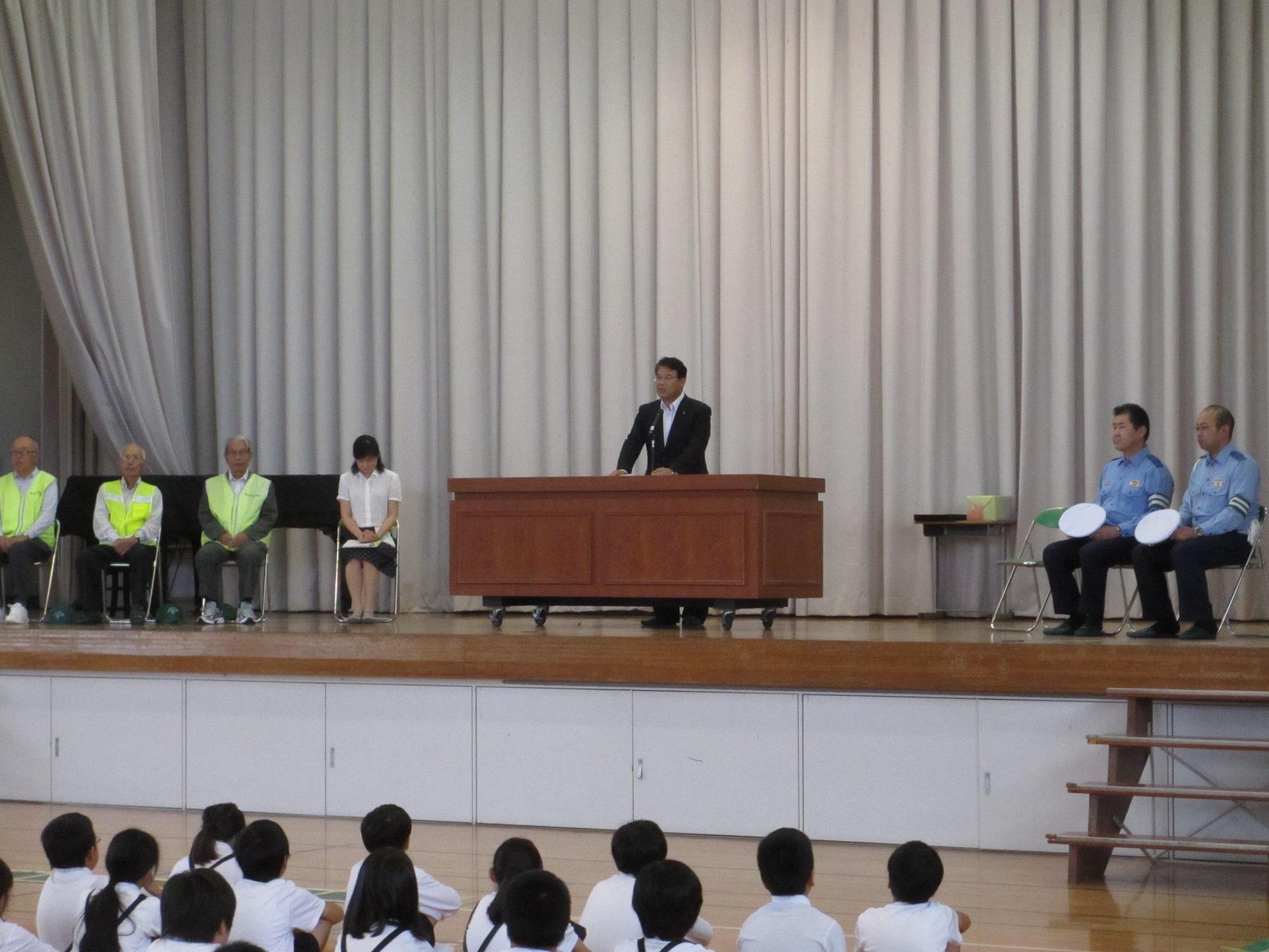 市長が壇上で挨拶を述べている様子の写真
