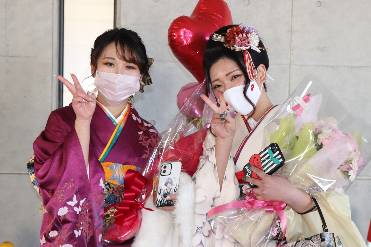 花束をもった新成人たちの写真