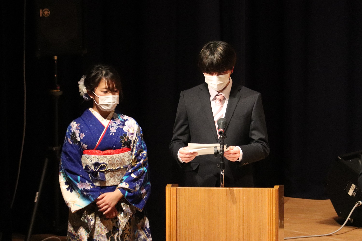 進行役の上枝礼奈さんと半田将暉さんが挨拶している様子の写真