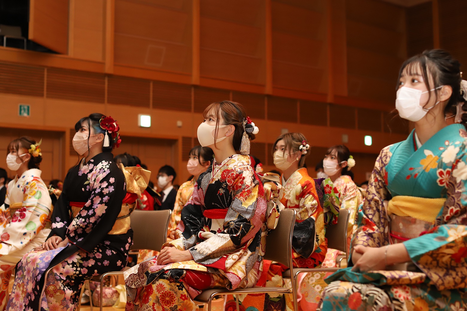 晴れ着にマスクを着用し式に参加している新成人方々の写真