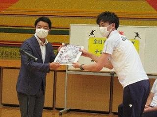 記念品を贈る様子の写真