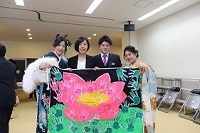 手形がついた作品を持つ、新成人方々の写真