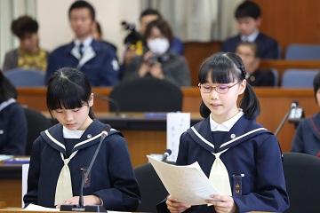 資料を読みながら質問する生徒の写真