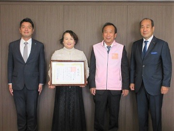 表敬訪問に参加した方々での集合写真
