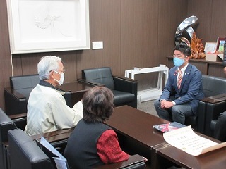 西浜さわやか道の会の方々と市長が懇談する様子の写真