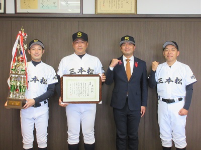 三本松高校野球部OBの方々との集合写真