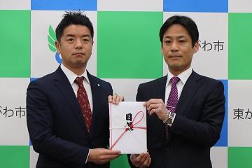 寄贈式での記念写真