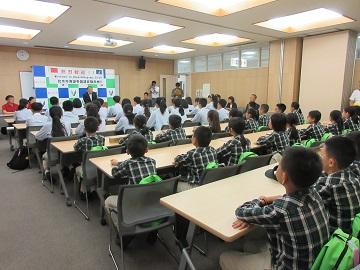 表敬訪問が行われている様子の写真
