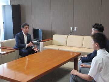表敬訪問に参加された方々と歓談している様子の写真