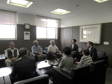 表敬訪問に参加された方々と歓談している様子の写真