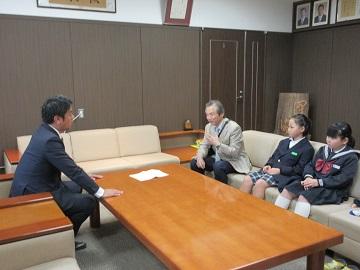 表敬訪問に参加された方々と歓談している様子の写真