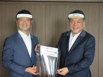 寄贈式での記念写真