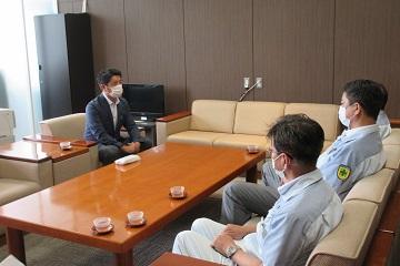 寄贈式に参加された方々と歓談している様子の写真