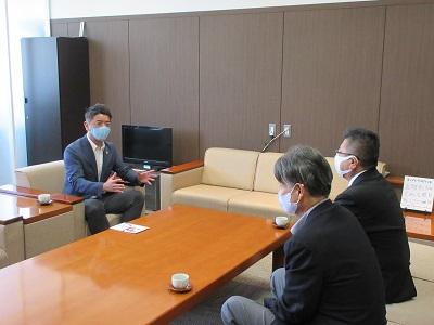 四国電力株式会社様と歓談している様子の写真