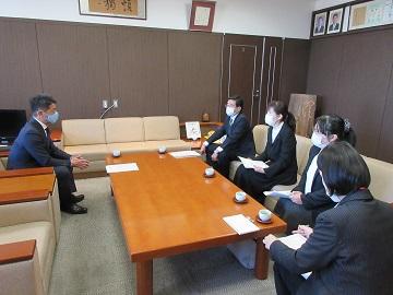 贈呈式に参加された方々と歓談している様子の写真