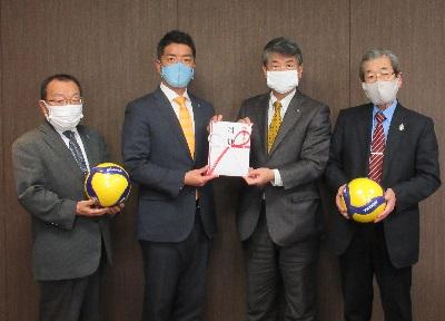 バレーボールを寄贈していただいたときの記念写真