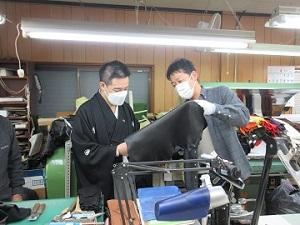 半沢龍之介さんが視察している様子の写真