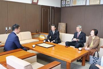 表敬訪問に参加された方々と歓談している様子の写真