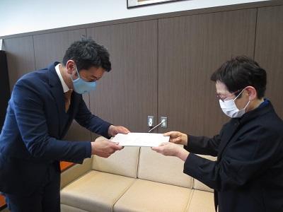 答申が提出されたときの写真