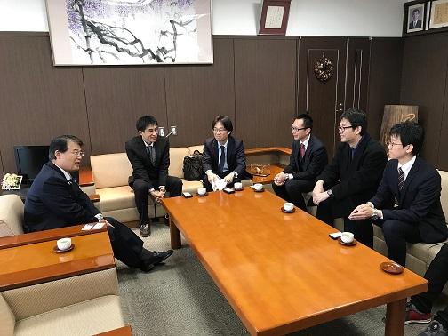 調査訪問に訪れた内閣府の方々と面談している市長の写真