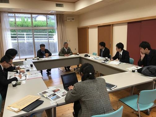 優良事例の調査訪問で現地の人たちと意見交換を行っている様子の写真