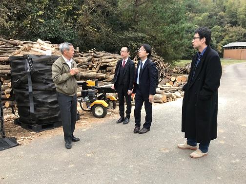 優良事例の調査訪問で現地を訪れた内閣府関係者らの写真
