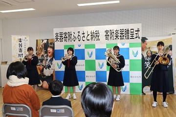 生徒達が演奏をしている写真