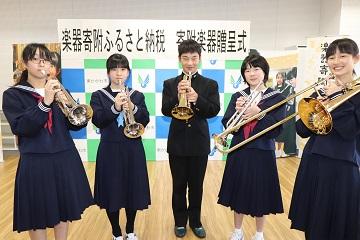 楽器を持っている生徒達の写真