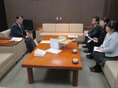 コープかがわの代表者らと市長が歓談している写真